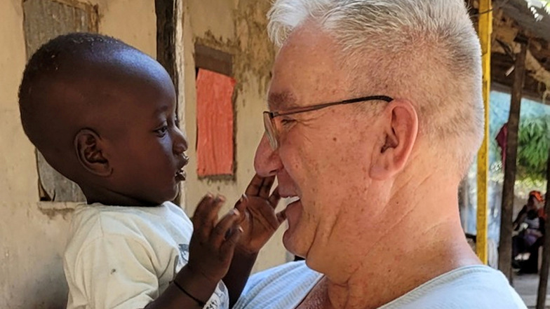 Ralf Gerstmann half einer jungen Familie in Gambia beim Wiederaufbau ihrer Existenz. Nach heftigen Stürmen im Jahr 2021 war ihr Haus letztendlich unbewohnbar geworden. Dank der Unterstützung von Ralf Gerstmann konnte die Bleibe wieder aufgebaut werden.