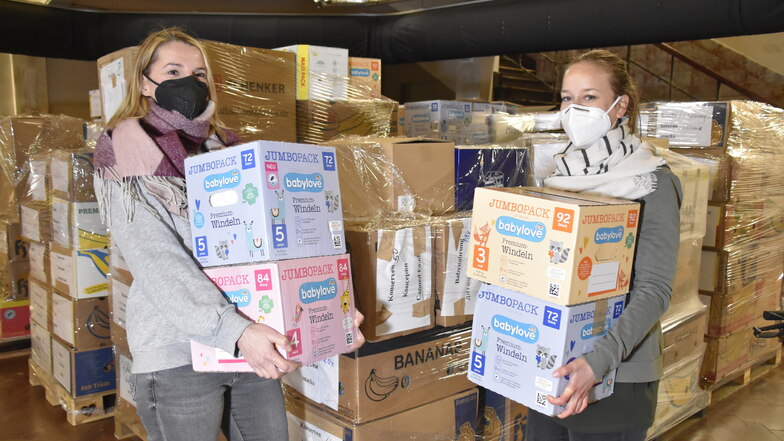 Die Dresdnerinnen Christine (r.) und Nadine Schneider helfen am Samstagmorgen beim Sortieren der Hilfsgüter in Pieschen.