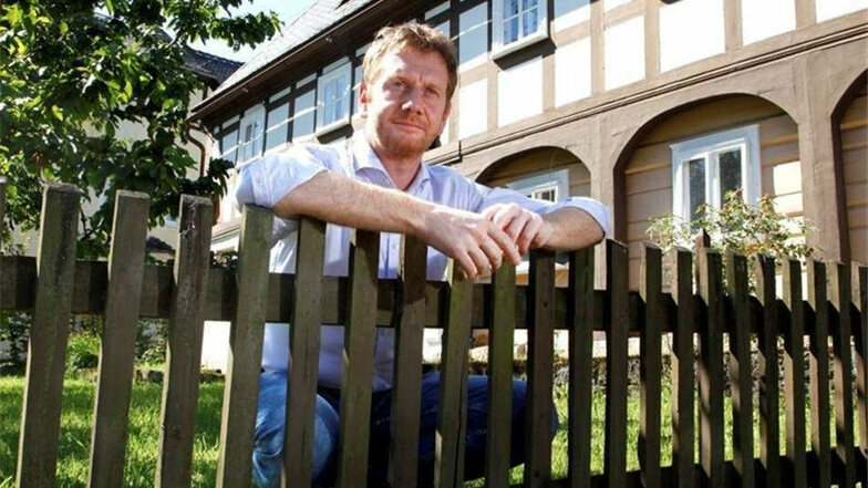 Michael Kretschmer hat am Sonntag Besuch von Kritikern der Corona-Maßnahmen an seinem Wohnsitz in Waltersdorf bekommen, wo er ein Umgebindehaus besitzt. Er ließ sich auf ein Gespräch ein.