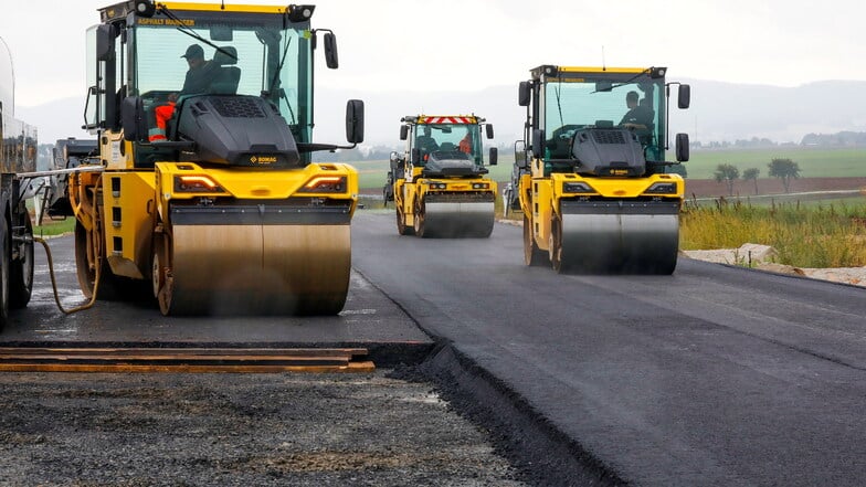 Jetzt läuft an der neuen B 178 kurz hinter Zittau die größte Asphaltierungsaktion während der gesamten Bauphase.