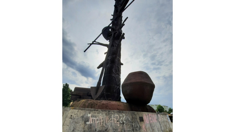 Am Sockel der Immendorff-Skulptur Elbquelle in Riesa steht nun: "Impfpflicht??? Nein Danke".