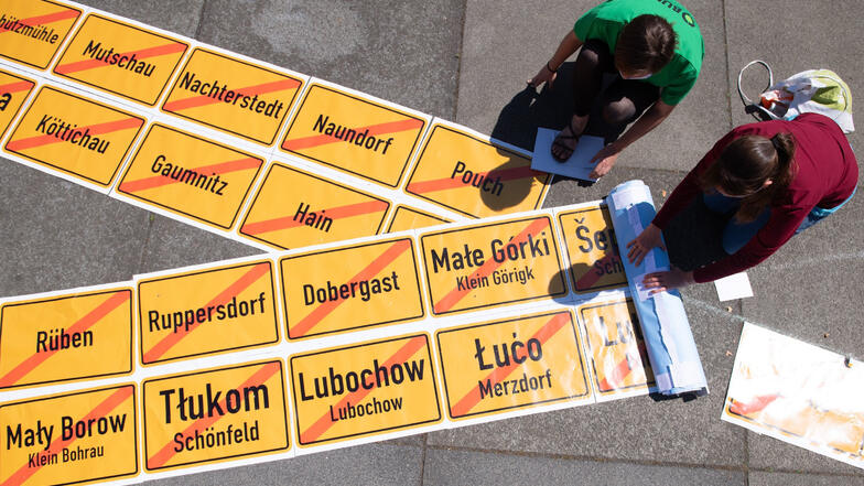 Bilder von Ortstafeln abgebaggerter Dörfer in der Lausitz und im Leipziger Land.