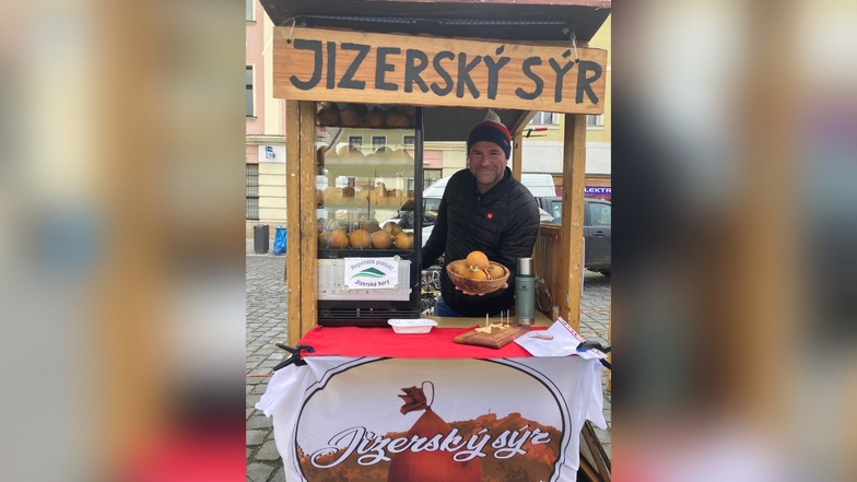 Jan Zeman bietet in seinem Verkaufsstand, der nicht einmal einen Quadratmeter groß ist, auf vielen deutschen Märkten Käse aus dem Isergebirge an.