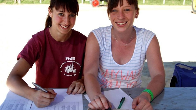 Diese beiden jungen Frauen sorgten beim Wettkampf für grünes Ampellicht und notierten die Ergebnisse der einzelnen Durchgänge.