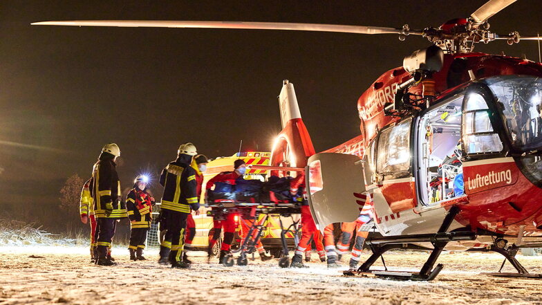 Auf dem Sportplatz in Langenhennersdorf landete der Rettungshubschrauber, der den Mann in die Dresdner Uniklinik flog.