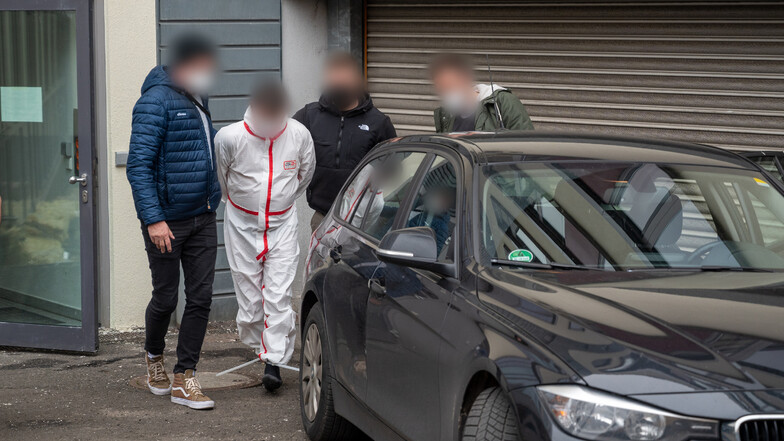 Polizisten bringen einen der Tatverdächtigen (im weißen Overall) nach dem Haftprüfungstermin am Landgericht Kaiserslautern aus dem Justizgebäude. Nach Medienberichten wurde Haftbefehl gegen ihn erlassen.
