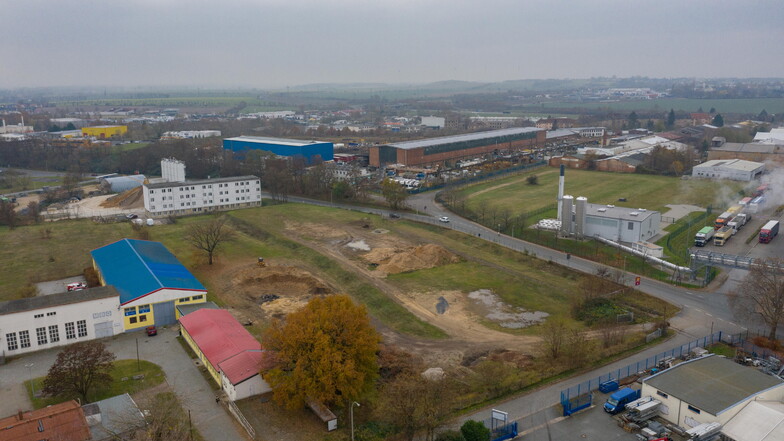 Auf dieser Brache an der Klötzerstraße nahe des Riesaer Ölwerks (rechts) soll ein neues Feuerwehrgebäude entstehen. Nur: Wann?