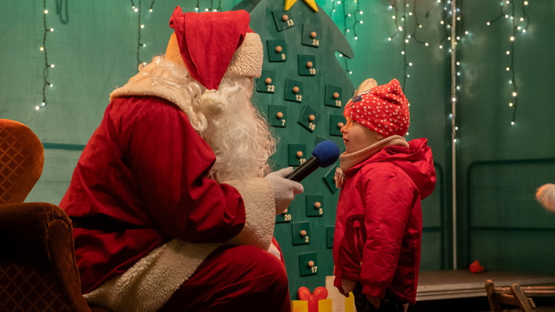 Kinder, die den Großenhainer Weihnachtsmarkt besucht haben, hatten großes Glück. Ebenso wie die drei Jahre alte Cerafina konnten sie mit dem Weihnachtsmann sprechen. Dem Echten natürlich.