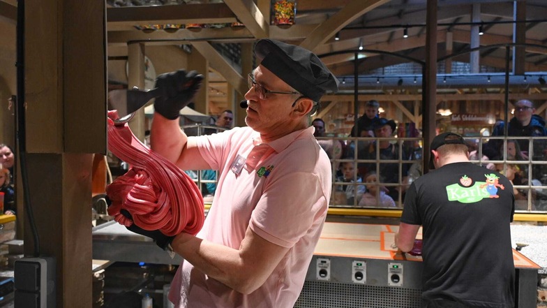 Axel Römer (l.) jongliert mit der Bonbonmasse. Er ist mittlerweile ein echter Profi. Seit acht Jahren arbeitet er in der Bonbon-Manufaktur in Elstal.