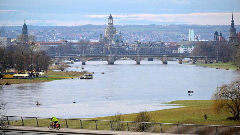 Die Elbe in Dresden zieht sich seit dem Jahreswechsel langsam in ihr Flussbett zurück. In den nächsten Tagen soll das Wasser allerdings wieder steigen.