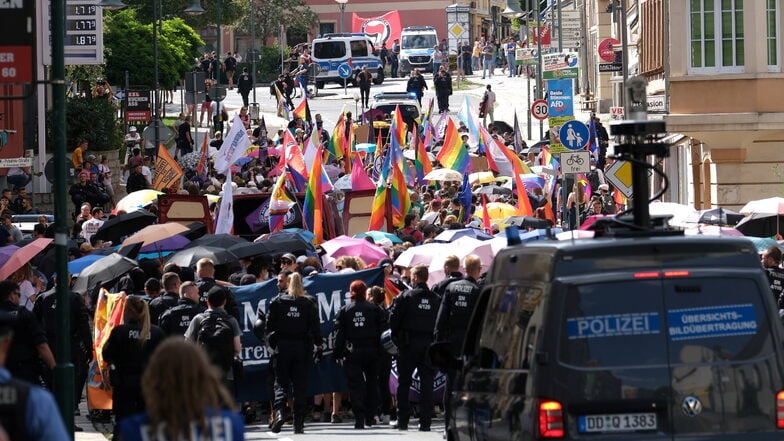 Mit einem Großaufgebot sorgte die Polizei am Sonnabend in Bautzen dafür, dass die Teilnehmer des CSD trotz massiver Gegenaktionen ihren Aufzug sowie mehrere Kundgebungen störungsfrei absolvieren konnten.