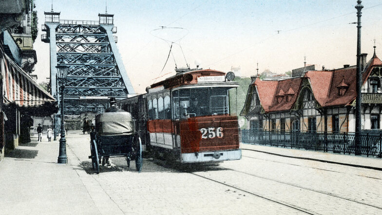 Die Straßenbahn ist von Anfang an elektrisch über das „Blaue Wunder“ gefahren, wie hier auf einer Postkarte um 1910.