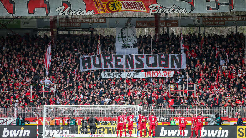Union-Fans zeigen Banner mit dem Schriftzug "Hurensohn" und dem Abbild von Dietmar Hopp, dem Mäzen der TSG 1899 Hoffenheim, im Fadenkreuz. Es folgte eine Spielunterbrechung. Nun ermittelt die Berliner Polizei.