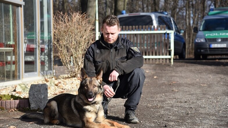 Polizeiobermeister Philipp Keller mit Spürhund Ivan.