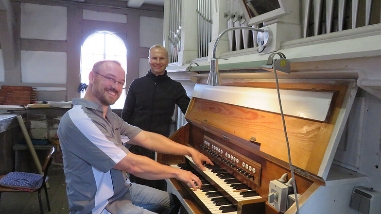 Sebastian Paulo vorn an der Orgel und Alexander Brantzko vom Gemeindekirchenrat.
