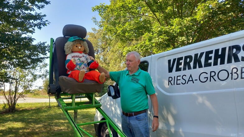 Manfred Frenzel von der Verkehrswacht zeigt Kindern mit dieser Vorrichtung, wie wichtig es ist, sich im Auto anzuschnallen.