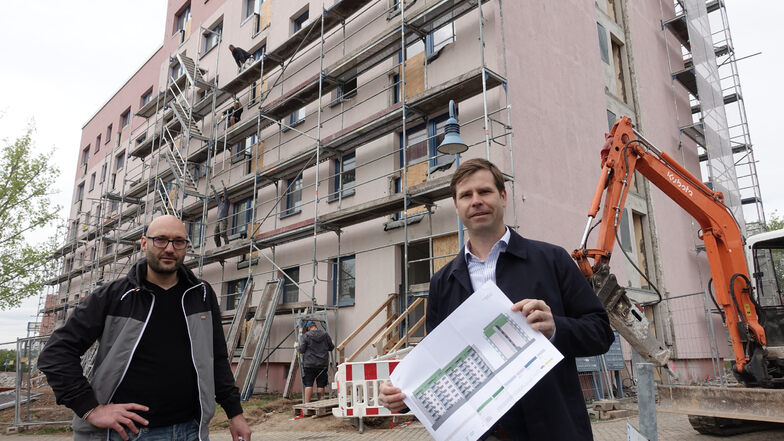 Dirk Förster-Wehle (rechts) und Michael Köckritz von der TAG Wohnen stehen vor den beiden sogenannten Punkthäusern in Döbeln Nord, die gerade umgebaut werden. Diese Wohnungen werden mit Balkonen und veränderten Grundrissen aufgewertet.