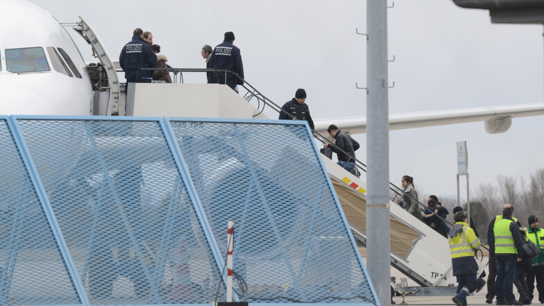 Abgelehnte Asylbewerber steigen am Baden-Airport im Rahmen einer landesweiten Sammelabschiebung in ein Flugzeug.