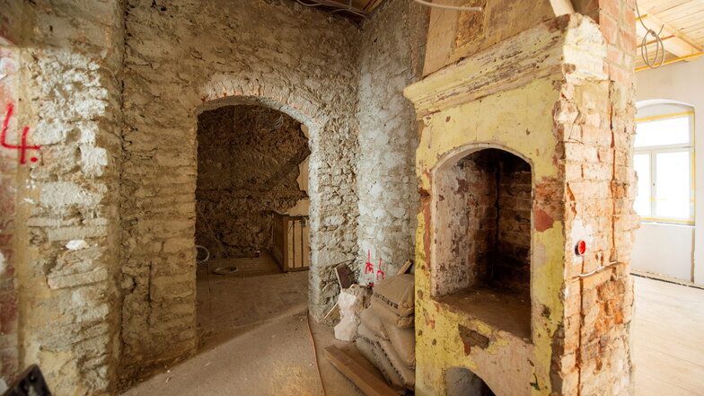 Auch zwei historische Kamine - hier einer davon - wurden in dem mehrstöckigen Haus entdeckt und bleiben erhalten.