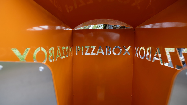 Ab jetzt gilt keine Ausrede mehr: Ein riesiger Papierkorb für Pizzaschachteln soll das Müllproblem lindern.
