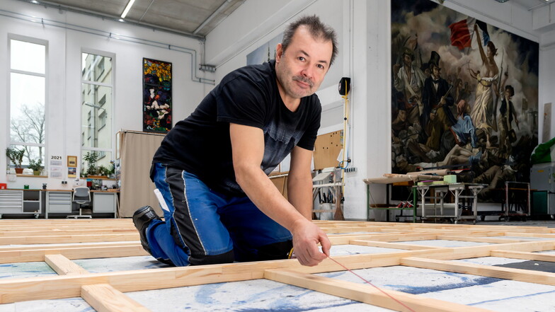 Jede Theaterinszenierung beginnt mit einem Haufen Latten. Tischler René Tarrun setzt in den Bautzener Theaterwerkstätten mit Hilfe einer Schlagschnur Markierungen aufs Holz. Aktuell entsteht das Bühnenbild für „Schierzens Hanka“.