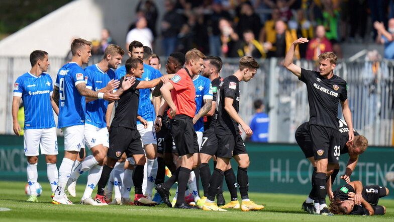 Ein Aufreger gleich zu Beginn: Dynamos Yannick Stark liegt nach einem Foul von am Boden. Der Darmstädter Fabian Schnellhardt sieht die Rote Karte.