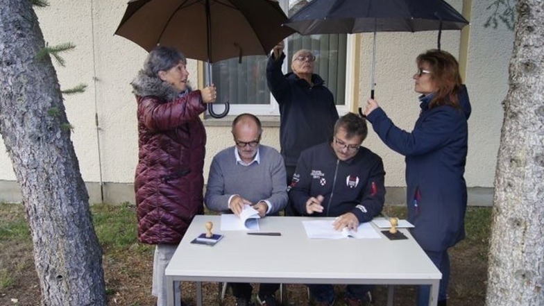 Die „Hohen Vertragschließenden Seiten“ ratifizierten in Biehla die Eingliederungsvereinbarung. OB Roland Dantz und Bürgermeister Maik Weise ließ man dabei nicht im Regen sitzen, wie man sieht.