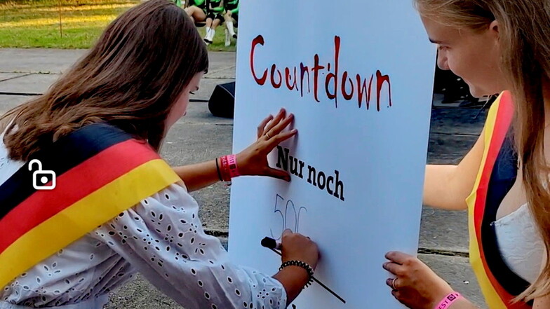 Der Countdown zum 800.Stadtjubiläum von Kamenz läuft rückwärts. Am 19. August konnte eine 500  eingetragen werden. So viele Tage sind es noch bis zum Start des Festjahres 2025. Die Lessing-Schülerinnen Emelie Grohmann und Klara Scholz übernahmen das (v.r.)