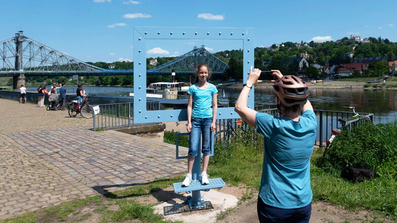 Auch auf der Blasewitzer Seite ist der neue Fotorahmen ein beliebtes Motiv. Hier hält die Dresdnerin Kerstin Wolf ihre zwölfjährige Tochter Emile im neuen Rahmen vor dem Blauen Wunder im Bild fest.