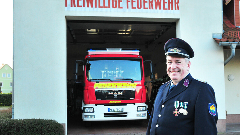 Bleibt der Ortsfeuerwehr seines Heimatdorfes erhalten: Friedemann Böhme vor dem Ponickauer Gerätehaus.