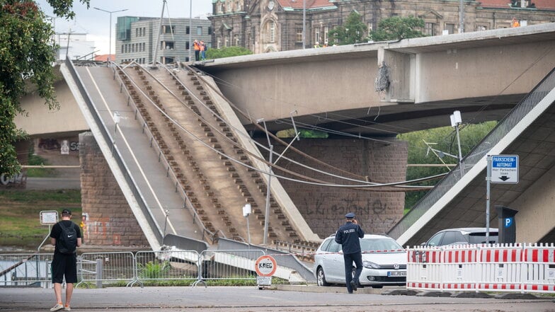 Unter der Carolabrücke geparkte Autos sind aufgrund der Einsturzgefahr aktuell nicht erreichbar.