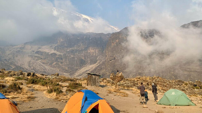Rauchwolken eines Feuers auf dem Kilimandscharo ziehen in rund 4.600 Metern Höhe über das Lava Tower Camp mit einer Gruppe von Bergsteigern aus Deutschland, der Schweiz und Österreich.