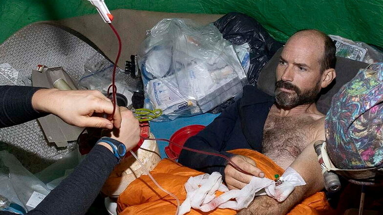 Ein medizinisches Team kümmert sich um den Höhlenforscher Mark Dickey