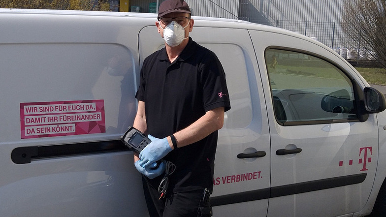 Täglich auf Hausbesuch: Telekom-Servicetechniker Andreas Brettin ist in der Region Riesa/Meißen/ Elsterwerda unterwegs - mit Schutzausrüstung.