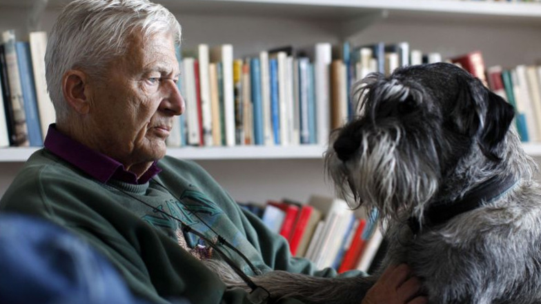 Per Olov Enquist 2011 in seinem Wohnzimmer mit seinem Hund.