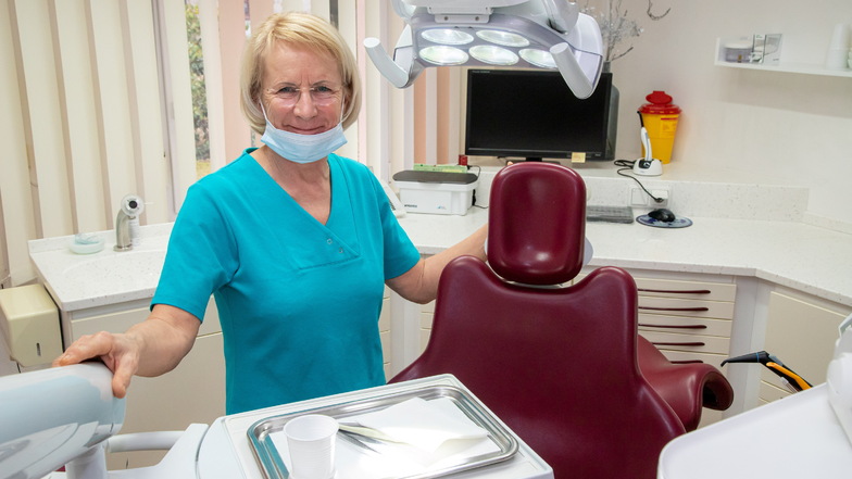 Fachzahnärztin Helmtraud Schönrich in ihrer Praxis in Niesky. 40 Jahre ist sie im Beruf einer Zahnärztin.