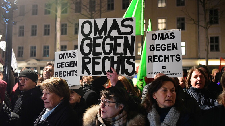 Als das islam- und ausländerfeindliche Bündnis Pegida zum "200. Dresdner Abendspaziergang" aufrief, stellten sich die "Omas gegen Rechts" dem mit tausenden anderen Menschen entgegen.