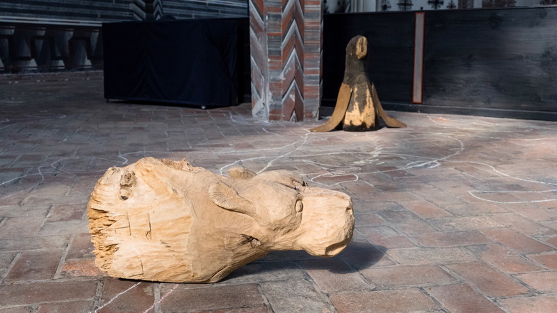 Holzskulptur eines Tierkopfes von Peter Hecht in der Nikolaikirche.
