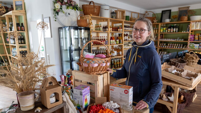 Silke Herzog setzt in ihrem neu eröffneten Dorfladen in Schöna vor allem auf Regionales.