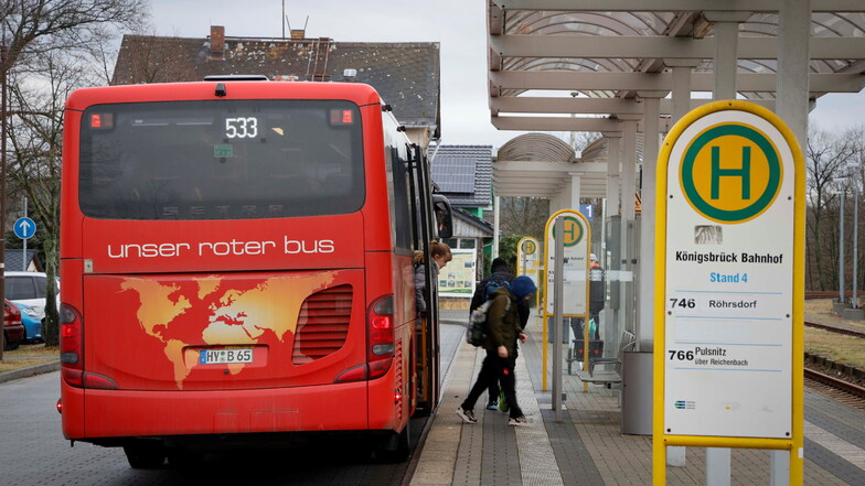 Von Königsbrück aus müssen Bahnkunden erst einmal mit dem Bus bis nach Ottendorf fahren, um dann in den Zug nach Dresden einsteigen zu können.