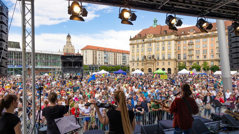 Fest der Demokratie in Dresden: Hunderte haben auf dem Altmarkt gefeiert