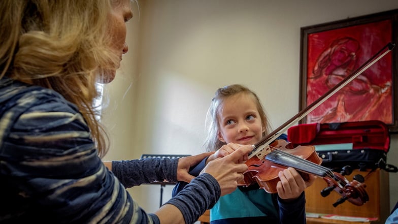Beim Tag der offenen Tür an der Kreismusikschule in Kamenz können Besucher auch verschiedene Instrumente ausprobieren - so wie es Hannah 2019 tat.