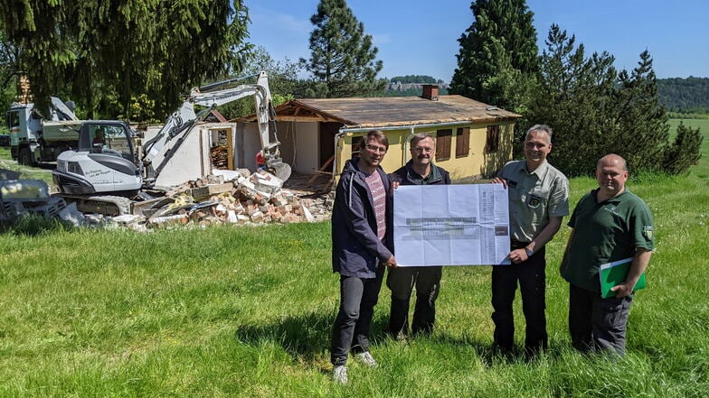 Im Mai 2022 startet der Abriss des alten Walderlebniszentrums in Leupoldishain. Architekt Tobias Maisch, Revierförster Bernd Kaiser, der damalige Forstbezirksleiter Uwe Borrmeister und Revierförster Jens Lippmann (v.l.) präsentierten den Entwurf für den Neubau.