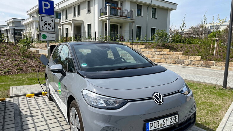Neues E-Auto in den Sandsteingärten in Pirna: Jeder. der möchte, kann den VW per App buchen.
