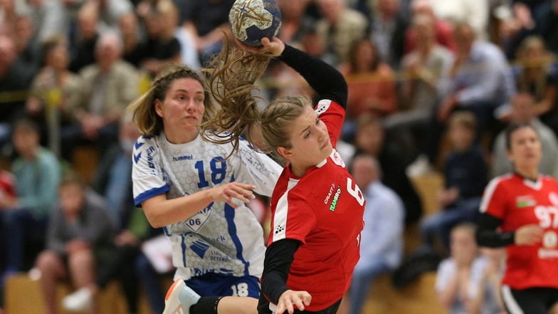 Dieses Bild stammt tatsächlich aus dieser Handballsaison: Die Görlitzerin Anne Neumann trifft vor vollen Rängen in einem Oberligaspiel.
