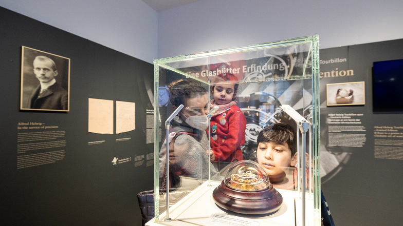 Im Foyer des Deutschen Uhrenmuseums Glashütte ist derzeit eine kleine Sonderausstellung zum "Fliegenden Tourbillon" zu sehen.