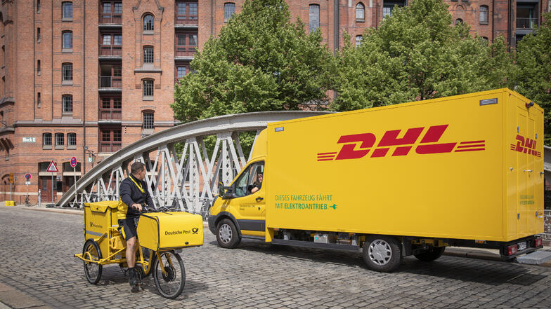 Gelb, sauber, leise:
Immer mehr E-Trikes, E-Bikes, Fahrräder und elektrisch angetriebene
StreetScooter sorgen dafür, dass beim Ausliefern durch Deutsche Post
DHL immer weniger Emissionen entstehen.