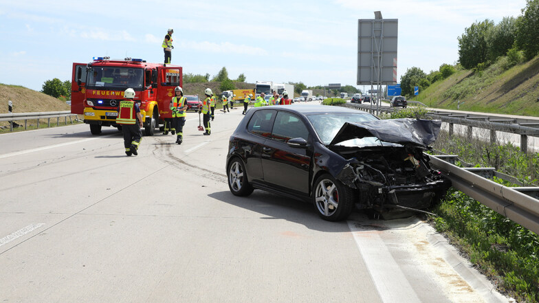 Zwei Autos Totalschaden, drei Personen verletzt - das ist die Bilanz dieses Unfalls.