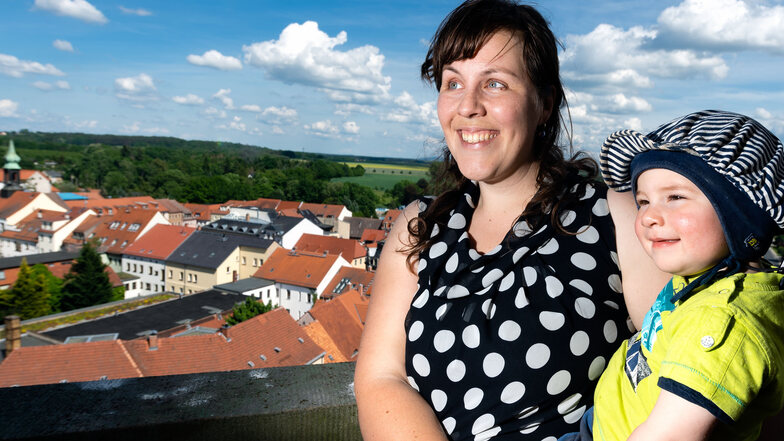 Blick über die Stadt: Maike Henschel und Tochter Louise (1) aus Arnsdorf genossen den Ausblick vom Turm der Stadtkirche. Er konnte bei freiem Eintritt bestiegen werden. Das Angebot wurde von zahlreichen Stadtfestbesuchern genutzt. Schon, weil dort oben ein kühles Lüftchen wehte.