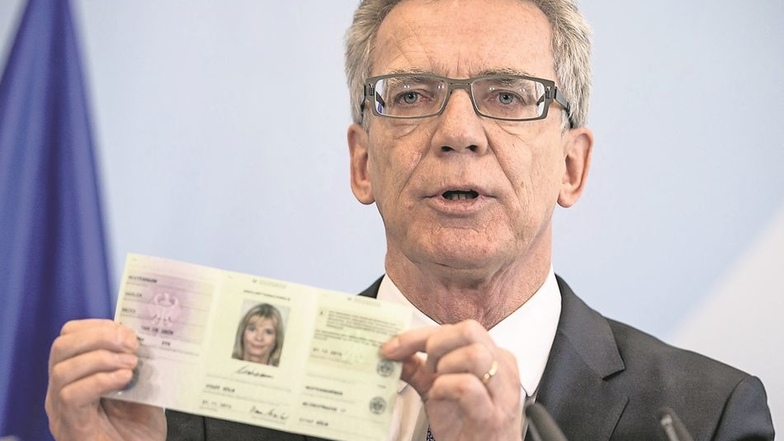 Bundesinnenminister Thomas de Maizière (CDU) stellte im Dezember 2015 den neuen Flüchtlingsausweis vor. Der „Ankunftsnachweis“, den auch die Zwillinge Rana und Malia aus diesem Text besitzen, sollte die Organisation erleichtern.